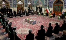 Une photo fournie par le ministÚre de la Défense en Iran montre des responsables priant autour du cercueil du scientifique Mohsen Fakhrizadeh lors de ses funérailles à Machhad (nord-est) le 29 novembre 2020