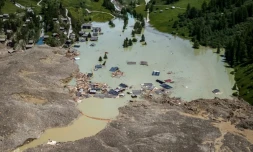 Vue aérienne des restes du village de Blatten submergé par un lac artificiel, trois jours après l'effondrement du glacier du Birch et un glissement de terrain, le 31 mai 2025 dans les Alpes suisses