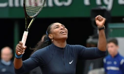 Serena Williams exulte après sa victoire sur la Kazakhe Yulia Putintseva en quarts de finale de Roland-Garros, le 2 juin 2016