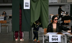 Des opérations de vote lors de la présidentielle au Chili, à Santiago le 14 décembre 2025