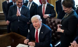 Le président américain Donald Trump signe un décret dans le Bureau Ovale, le 24 février 2017 à Washington