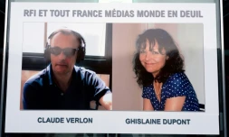 Portraits des journalistes Ghislaine Dupont et Claude Verlon affichés au siège de RFI le 5 novembre 2013 trois jours après leur assassinat le 2 au Mali