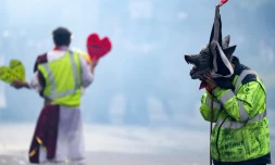 "Gilets jaunes" dans la fumée des gaz lacrymogÚnes, à Paris, le 1er mai 2019