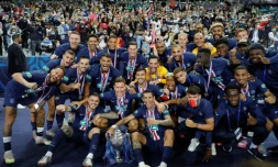 Les joueurs du PSG posent avec la Coupe de France remportée face à Saint-Etienne, le 24 juillet 2020 au Stade de France