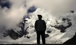 L'agriculteur péruvien Saul Luciano Lliuya observe la montagne Palcaraju, dans le Parc national de Huascaran, dans le nord-est du Pérou, le 23 mai 2022