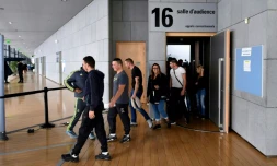 Des prévenus sortent de la salle d'audience du TGI de Grenoble, le 19 septembre 2016