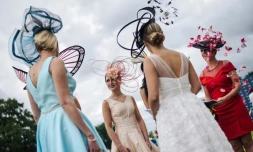 Concours de chapeaux pour des spectatrices du prix de Diane, le 17 juin 2018 à l'hippodrome de Chantilly