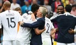 Le sélectionneur de l'équipe de France, Didier Deschamps, enlace le défenseur Raphael Varane à l'issue du quart gagné contre l'Uruguay, à Nijni Novgorod, le 6 juillet 2018