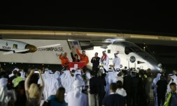 Solar Impulse 2 et son équipage sont accueillis à l'aéroport d'Abu Dabi le 26 juillet 2016