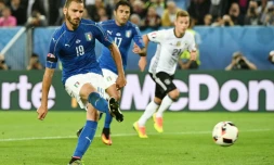 Le défenseur italien Leonardo Bonucci transforme un penalty face à l'Allemagne, en quart de l'Euro, le 2 juillet 2016 à Bordeaux