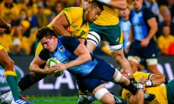 L'Argentin Tomas Lavaninitoma (en bas) est plaqué par l'Australien Christian Lealiifano lors du Rugby Championship, le 27 juillet 2019 à Brisbane