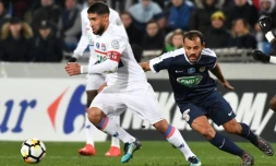 Le capitaine lyonnais Nabil Fekir balle au pied face au défenseur brésilien de Montpellier Vitorino Hilton, en 8es de finale de la Coupe de France, le 7 février 2018 au stade de La Mosson à Montpellier