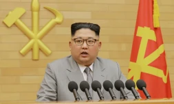 Photo fournie par l'agence nord-coréenne Kcna le 1er janvier 2018 du leader Kim Jong-Un lors de son discours du Nouvel An dans un lieu non déterminé