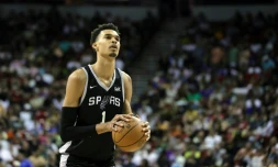 Victor Wembanyama, le joueur des San Antonio Spurs, tire un lancer franc contre les Portland Trail Blazers lors d'un match de la Summer League 2023 de la NBA, Ă Las Vegas, le 9 juillet 2023