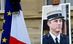 Un portrait du Lieutenant-Colonel Arnaud Beltrame lors d'un hommage au ministère de l'Intérieur, le 28 mars 2018 à Paris
