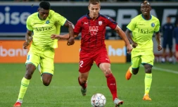 L'attaquant bordelais Nicolas De Préville, au centre, tente une percée dans la défense de la Gantoise de Taiwo Awoniyi (g), le 23 août 2018 à Gand