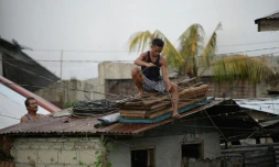 Des habitants protègent leur toit à l'approche d'un super typhon à Tuguegarao aux Philippines le 14 septembre 2018