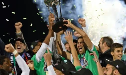 Le footballeur espagnol Raul soulève le trophée après la victoire de son équipe, les New York Cosmos, dans le championnat américain NASL, le 15 novembre 2015 à Hempstead