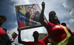 Un homme tient un portrait du président vénézuélien Nicolas Maduro, le 23 septembre 2025 à Caracas