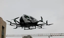 Un taxi des airs sans passager à son bord survole l'héliport de l'hÎpital Hadassah, dans l'ouest de Jérusalem, le 13 septembre 2023