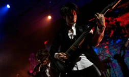 Chitipat Wanyasurakul (D) et Poom "Jay" Euarchukiati (G) du groupe métal thaïlandais Defying Decay, le 12 février lors de leur concert à Bangkok