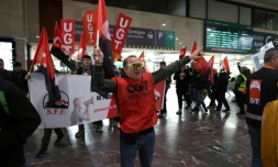 Les membres des syndicats manifestent à la gare Sants de Barcelone, le 9 février 2026, dans le cadre d'une grève nationale organisée par le syndicat des conducteurs de train espagnols pour réclamer des mesures de sécurité ferroviaire à la suite d'accidents mortels à Adamuz et à Gelida