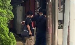 La militante pro-démocratie Chow Hang-tung est emmenée par des policiers en civil aprÚs son arrestation à Hong Kong le 4 juin 2021