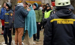 Des habitants d'Odessa face un immeuble résidentiel endommagé par une attaque russe dans la nuit. Le 2 mars 2024.