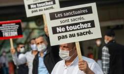 Des manifestants turcs brandissent des pancartes écrites en français contre le président Emmanuel Macron, le 27 octobre 2020 à Istanbul