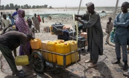 Remplissage de jerricans destinés au camp de personnes déplacées de Dikwa, dans le nord-est du Nigeria, le 15 février 2017