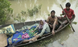 Des Rohingyas ramènent sur la rive des corps de réfugiés qui se sont noyés en tentant de traverser le fleuve Naf de Birmanie vers le Bangladesh, le 6 septembre 2017