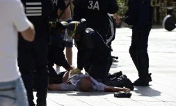 Le supporter anglais Andrew Bache à terre, pris en charge par les forces de l'ordre aprÚs avoir été agressé par deux supporters russes lors de l'Euro-2016, le 11 juin 2016 à Marseille