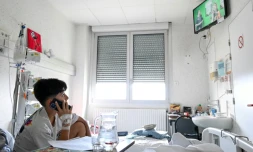 Maël, hospitalisé en chirurgie, passe un appel lors d'une émission télé participative tournée au sein de l'hôpital pour enfants de Nancy équipé d'un studio, le 16 septembre 2025 à Vandoeuvre-lès-Nancy, en  Meurthe-et-Moselle

