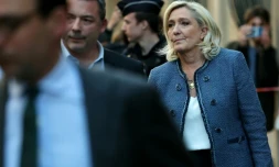 Marine Le Pen (d.), présidente du groupe parlementaire du Rassemblement national (RN), quitte le siège du parti, à Paris, le 31 mars 2025