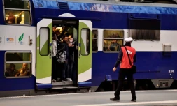 Un agent de la SNCF sur le quai de la gare de Lyon oĂč un train bondĂ© de passagers est prĂȘt au dĂ©part, le 3 avril 2018 Ă  Paris