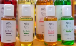 Des gels douche fabriqués par les soeurs de l'abbaye de Saint-Vincent, à Chantelle (Allier), le 30 septembre 2017