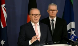 Le Premier ministre australien Anthony Albanese (G) s'exprime à propos de la commission royale fédérale sur l'attentat perpétré il y a cinq mois contre une fête juive sur la plage de Bondi, le 30 avril 2026 à Sydney