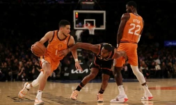 Devin Booker des Phoenix Suns Ă l'attaque contre les New York Knicks en NBA le 26 novembre 2021 au Madison Square Garden de New York