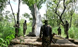 Des gardes forestiers rendent hommage à Raphaël Matta, tué par des braconniers en 1959, devant sa tombe dans le parc national de la Comoé, le 10 octobre 2025 dans le nord-est de la Côte d'Ivoire