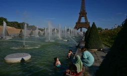 Des personnes se rafraßchissent dans les bassins du Trocadéro pendant un épisode de canicule, le 21 août 2023 à Paris