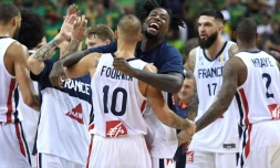 Les Français en liesse aprÚs leur victoire sur les Albanais et leur qualification en quarts de finale du Mondial de basket le 7 septembre 2019