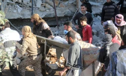 Des syriens portent un blessé par le bombardement d'un hÎpital soutenu par Médecins sans frontiÚres (MSF), à Maaret al-Noomane, une zone rebelle dans la province d'Idleb, le 15 février 2016