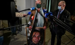 Didier Noyer (g) le pÚre de Arthur Noyer dont il tient une photo et son avocat Bernard Boulloud répond aux journalistes au tribunal de Chambéry, le 11mai 2021