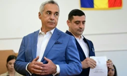 Le chef du parti nationaliste AUR et candidat à la présidentielle roumaine George Simion vote aux côtés de Calin Georgescu, exclu de la course, le 4 mai 2025 à Bucarest