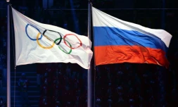 (ARCHIVES) Le drapeau olympique et le drapeau russe pendant la cérémonie d'ouverture des Jeux olympiques d'hiver de Sotchi au Stade olympique de Fisht le 7 février 2014 à Sotchi, Russie