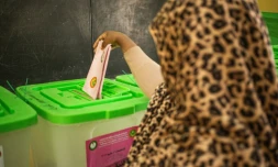 Une femme dépose son bulletin de vote dans une urne à Nouakchott, en Mauritanie, le 13 mai 2023
