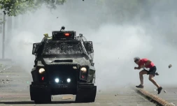 Heurts entre manifestants et policiers anti-émeutes à Santiago, le 21 octobre 2019