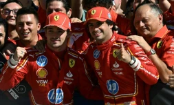 (De gauche à droite) Charles Leclerc, pilote monégasque de Ferrari, Carlos Sainz Jr., pilote espagnol de Ferrari, et Frédéric Vasseur, directeur de l'équipe française de Ferrari, célèbrent avec leurs coéquipiers le doublé de Ferrari au Grand Prix de Formule 1 des États-Unis sur le Circuit des Amériques à Austin, au Texas, le 20 octobre 2024