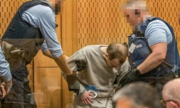 Brenton Tarrant prend place dans le box des accusés au 3e jour de l'audience destinée à fixer sa peine, le 26 août 2020 à Christchurch