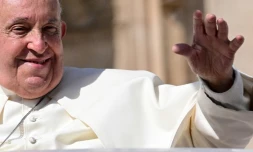 Le pape François salue depuis la papamobile le 25 septembre 2024 sur la place Saint-Pierre au Vatican